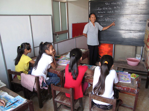 Gieo chữ cho học sinh nghèo vùng biển 